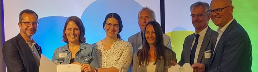 Die Projektmitglieder nehmen den Preis entgegen.