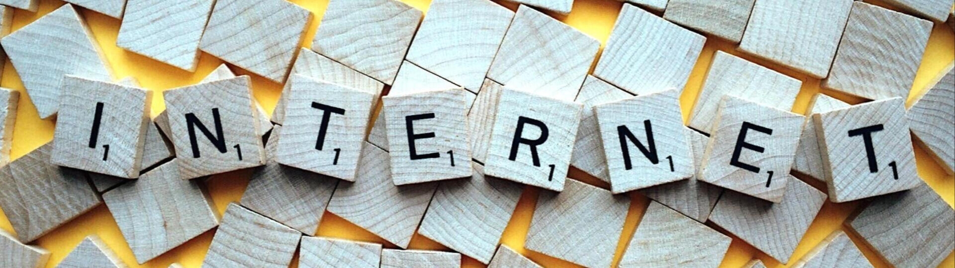 Das Wort "INTERNET" aus Scrabble-Steinen