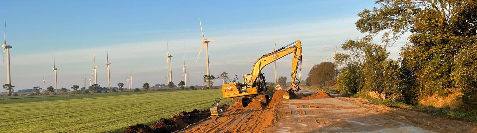 ein Bagger steht an der Straße