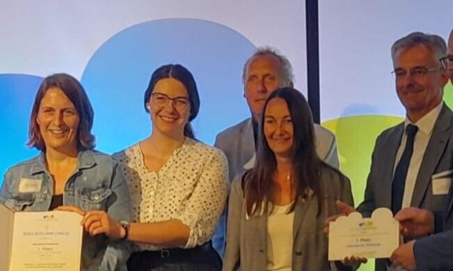 Die Projektmitglieder nehmen den Preis entgegen.