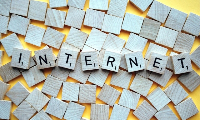 Das Wort "INTERNET" aus Scrabble-Steinen