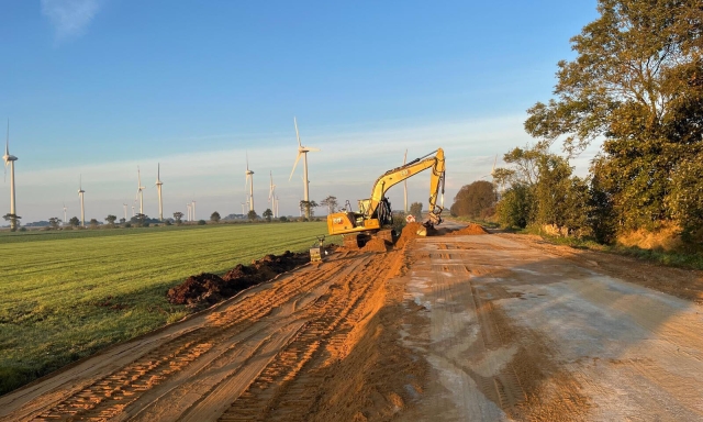 ein Bagger steht an der Straße